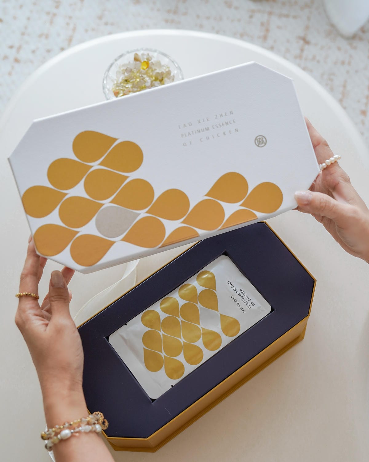 滴雞精頂級禮盒推薦 老協珍白金雞精 將珍貴花膠干貝熬進每一滴精華內 犒賞追求品味健康的你我3.jpg 滴雞精頂級禮盒推薦 老協珍白金雞精 將珍貴花膠干貝熬進每一滴精華內 犒賞追求品味健康的你我3.jpg