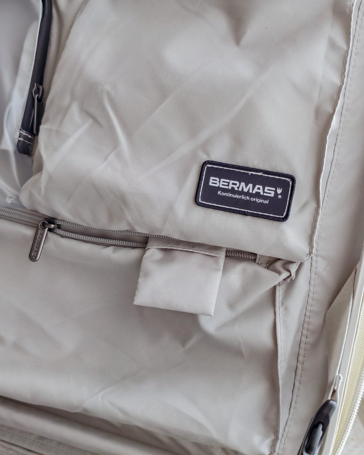 質感美型行李箱分享 SWISS STYLE BERMAS TOP 2.0升級版 上掀前開式煞車行李箱 旅行收納好夥伴8.jpg 質感美型行李箱分享 SWISS STYLE BERMAS TOP 2.0升級版 上掀前開式煞車行李箱 旅行收納好夥伴8.jpg