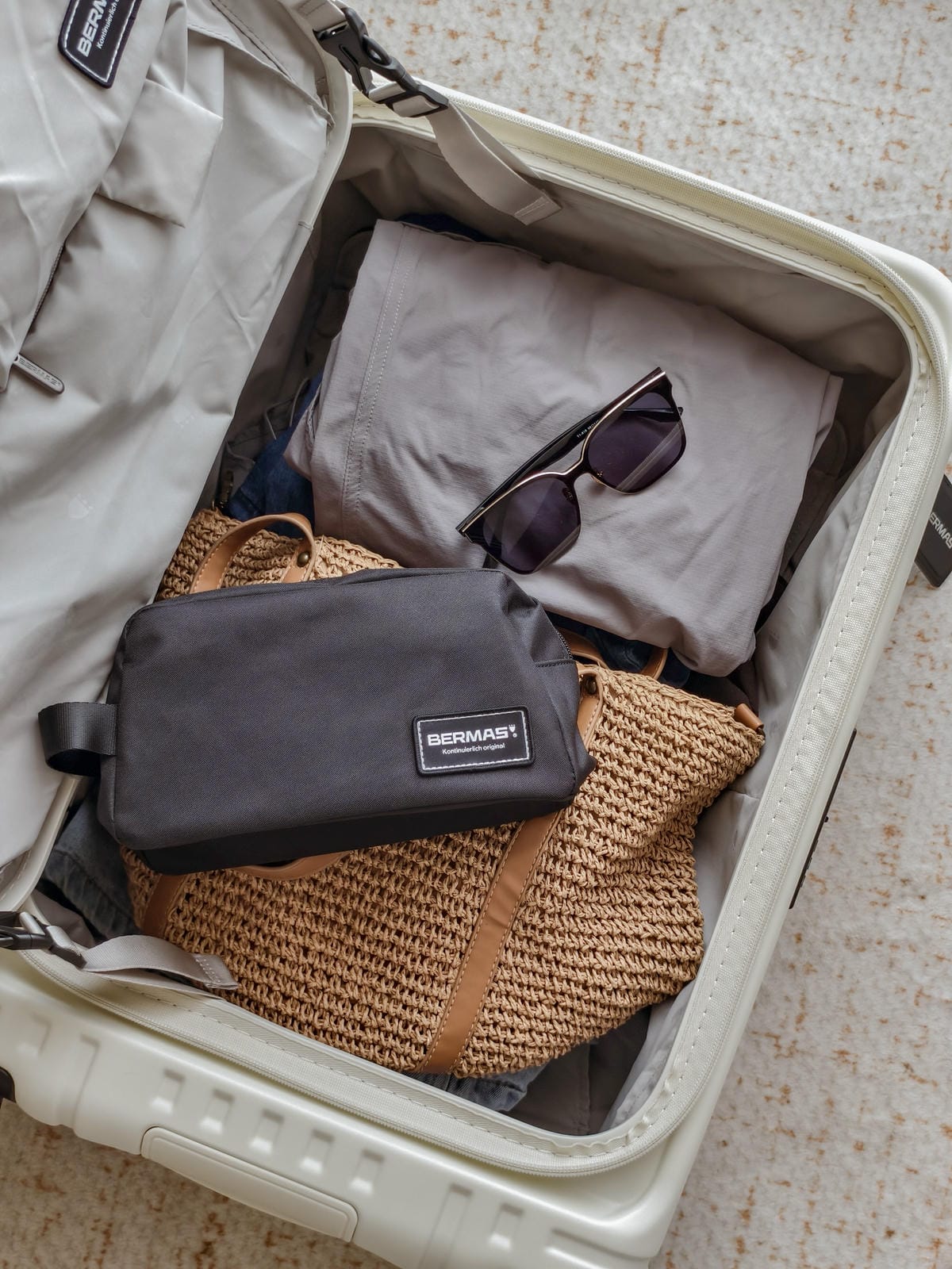 質感美型行李箱分享 SWISS STYLE BERMAS TOP 2.0升級版 上掀前開式煞車行李箱 旅行收納好夥伴10.jpg 質感美型行李箱分享 SWISS STYLE BERMAS TOP 2.0升級版 上掀前開式煞車行李箱 旅行收納好夥伴10.jpg