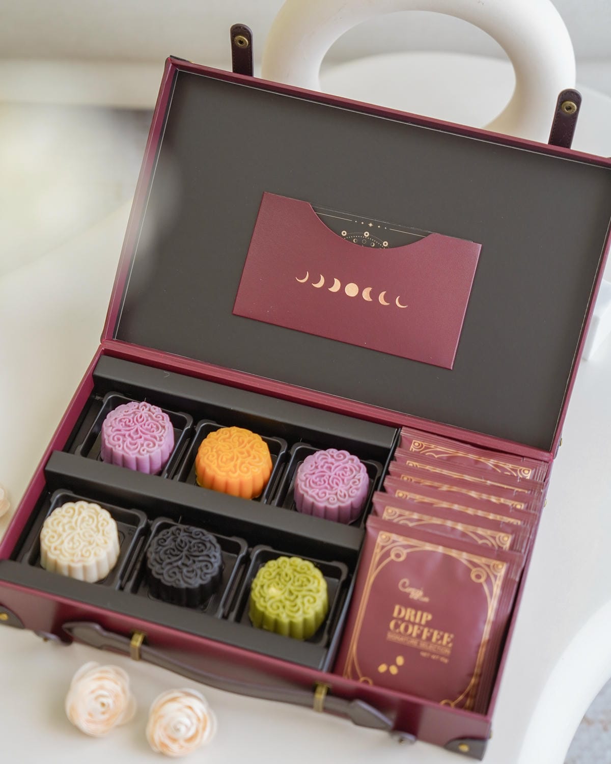 2025中秋送禮 國泰飯店觀光事業.星辰月餅 月慕中秋禮盒 開箱盲盒住宿餐飲券隨機附贈 好吃又好玩3.jpg 2025中秋送禮 國泰飯店觀光事業.星辰月餅 月慕中秋禮盒 開箱盲盒住宿餐飲券隨機附贈 好吃又好玩3.jpg