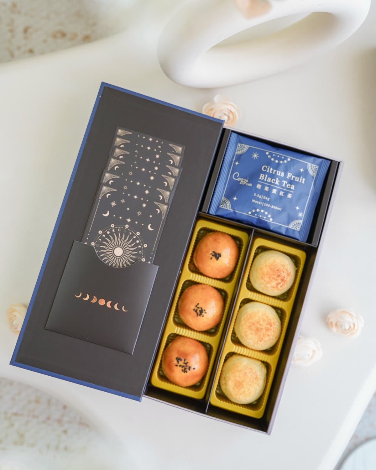 2025中秋送禮 國泰飯店觀光事業.星辰月餅 月慕中秋禮盒 開箱盲盒住宿餐飲券隨機附贈 好吃又好玩9.jpg 2025中秋送禮 國泰飯店觀光事業.星辰月餅 月慕中秋禮盒 開箱盲盒住宿餐飲券隨機附贈 好吃又好玩9.jpg