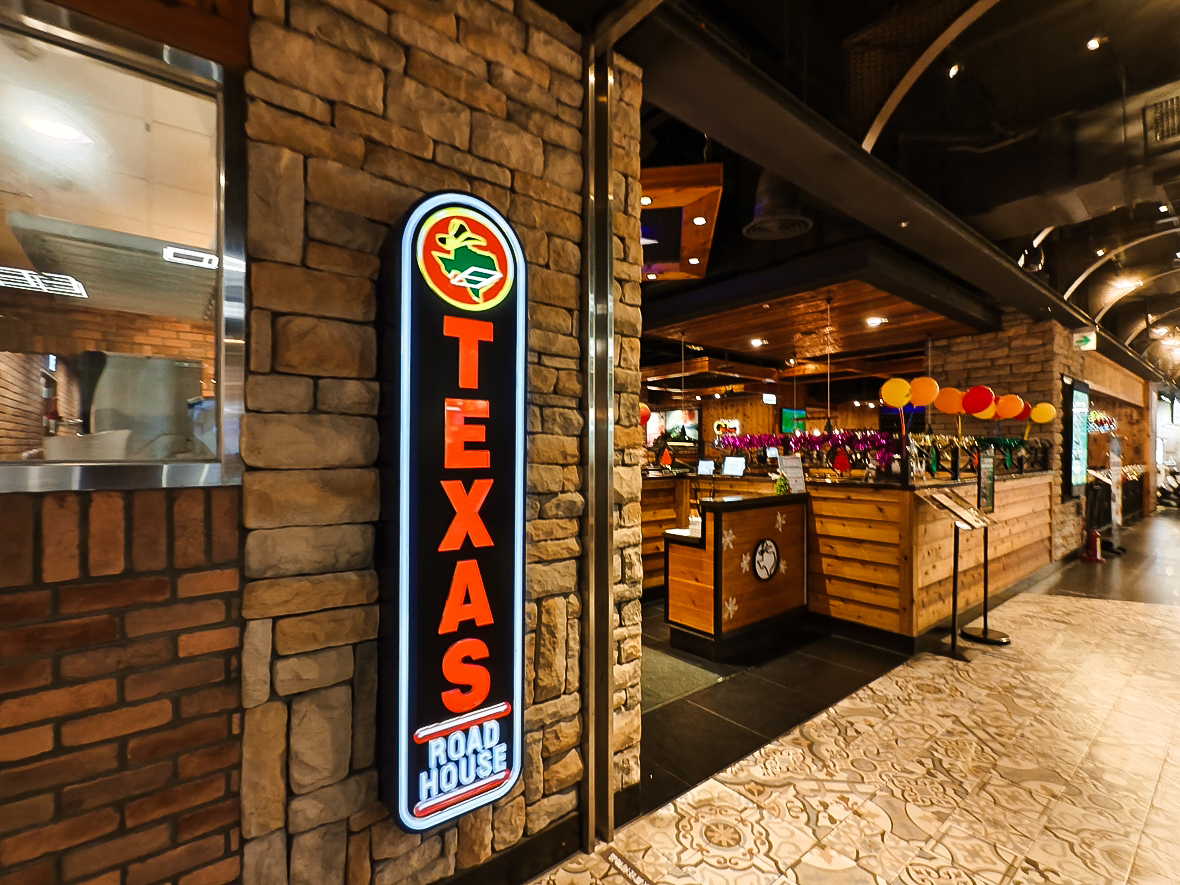 桃園青埔美食｜Texas Roadhouse 德州鮮切牛排 新光店 平日午間優惠食記分享 手工麵包、花生無限續