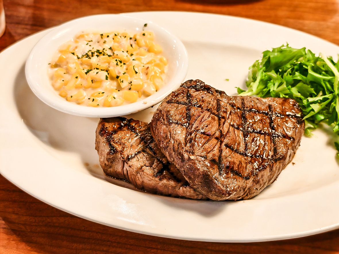 桃園青埔美食｜Texas Roadhouse 德州鮮切牛排 新光店 平日午間優惠食記分享 手工麵包、花生無限續