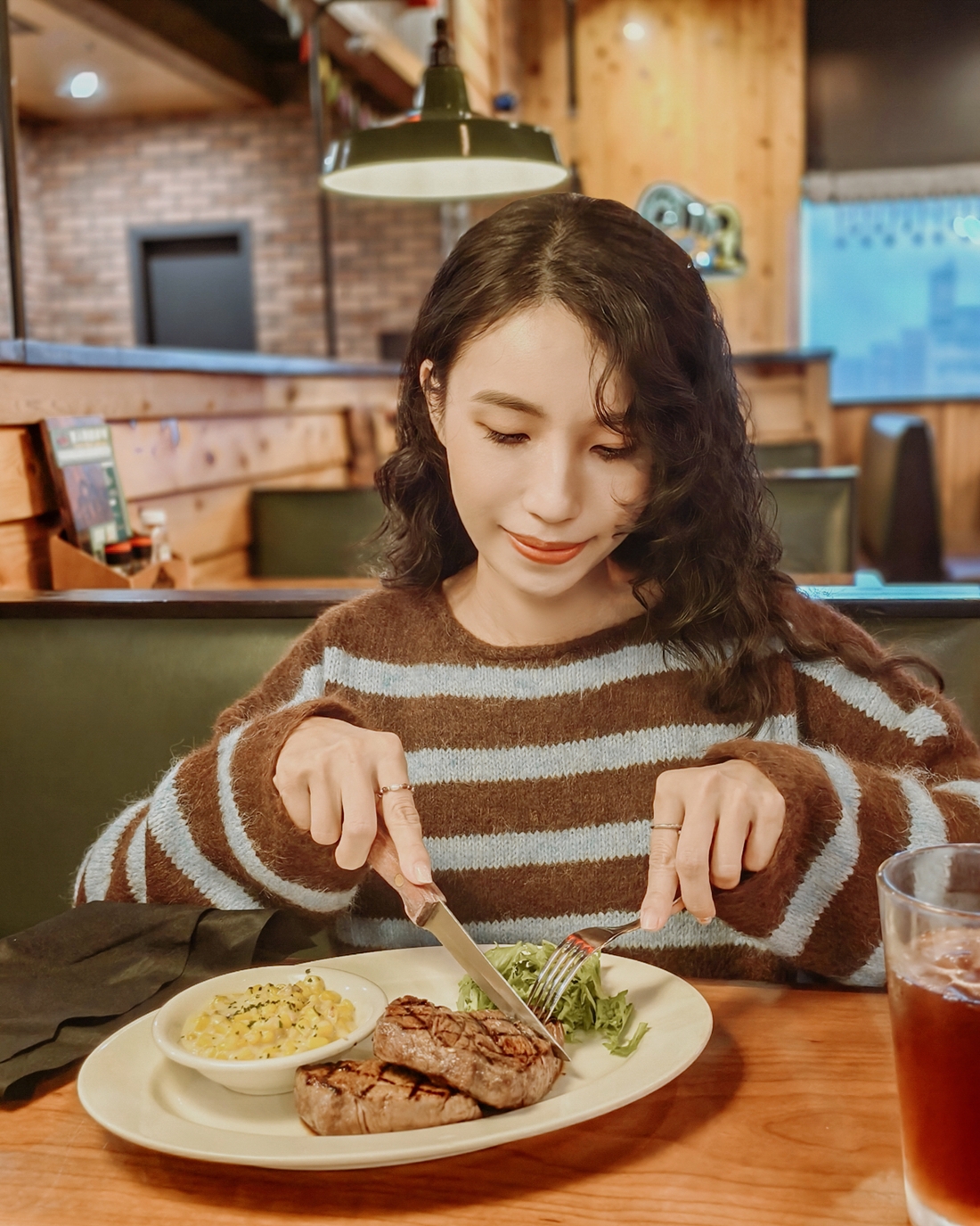 桃園青埔美食｜Texas Roadhouse 德州鮮切牛排 新光店 平日午間優惠食記分享 手工麵包、花生無限續