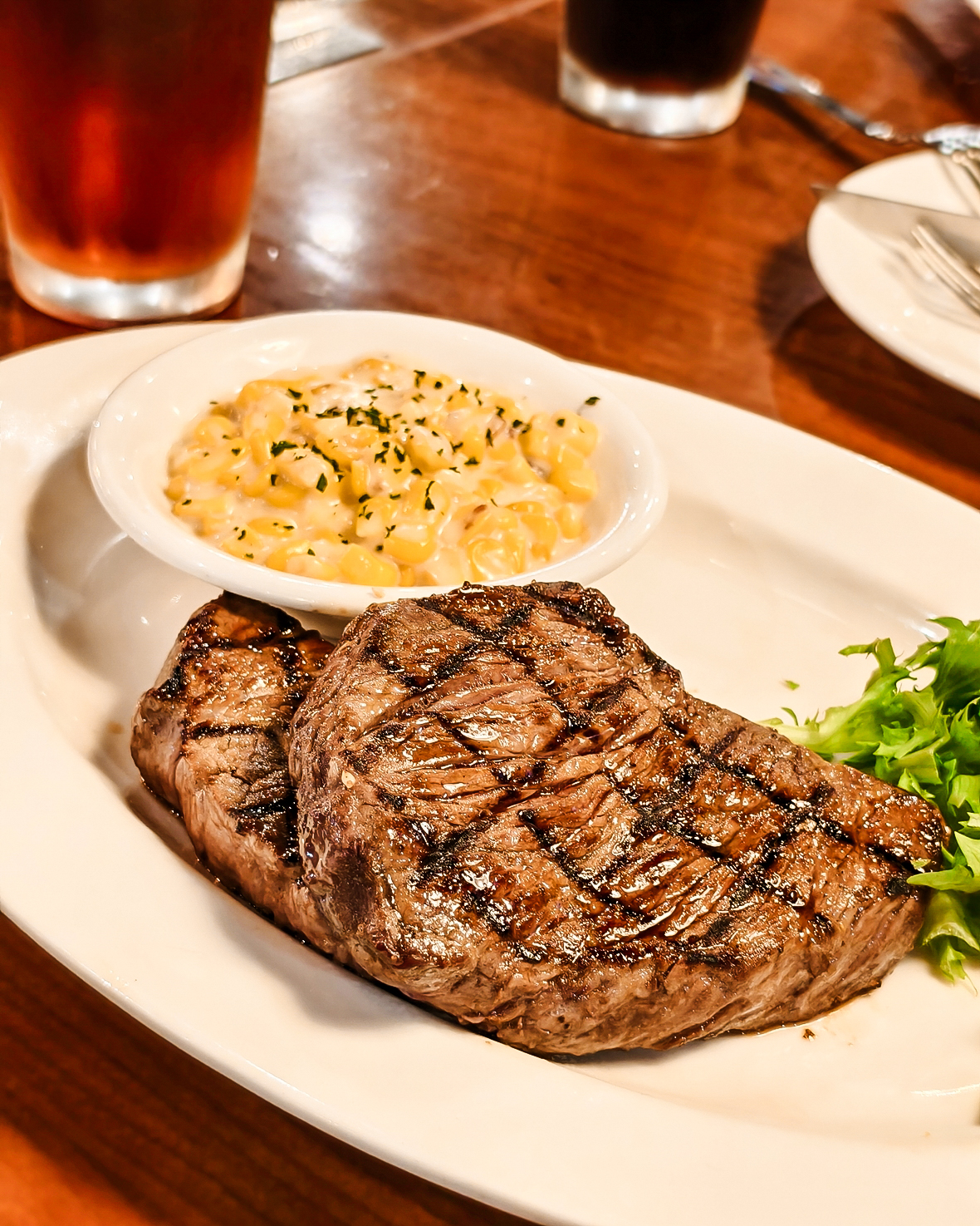 桃園青埔美食｜Texas Roadhouse 德州鮮切牛排 新光店 平日午間優惠食記分享 手工麵包、花生無限續