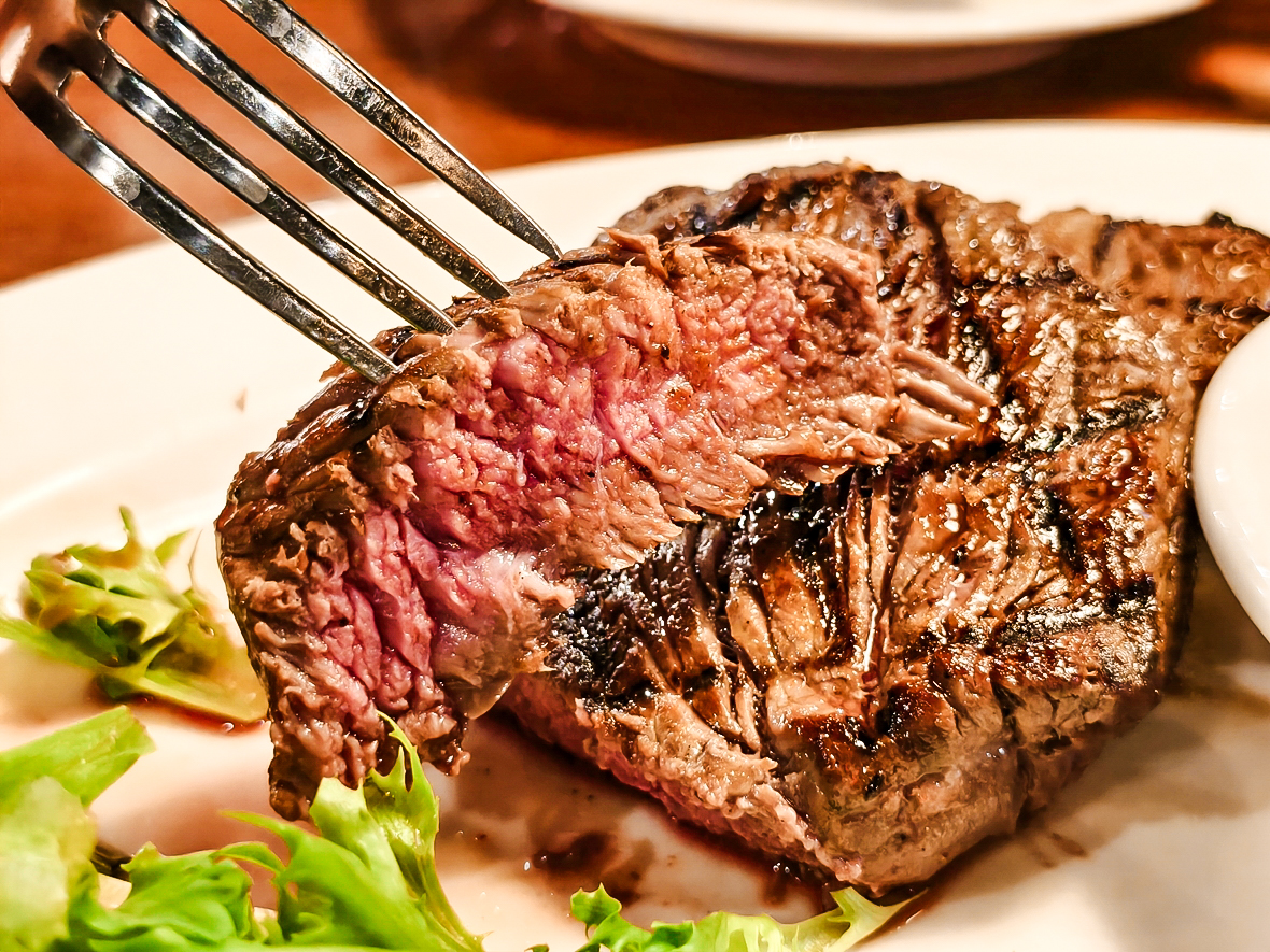 桃園青埔美食｜Texas Roadhouse 德州鮮切牛排 新光店 平日午間優惠食記分享 手工麵包、花生無限續