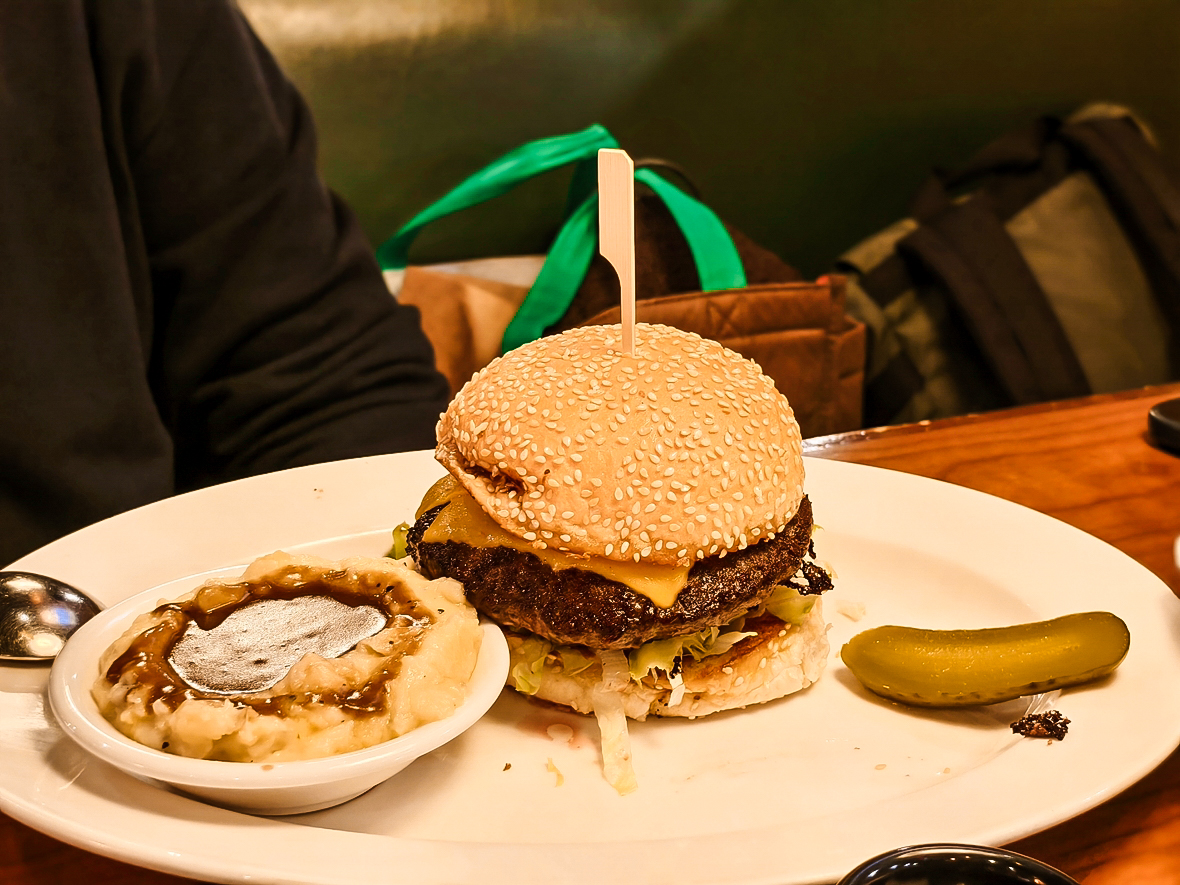 桃園青埔美食｜Texas Roadhouse 德州鮮切牛排 新光店 平日午間優惠食記分享 手工麵包、花生無限續