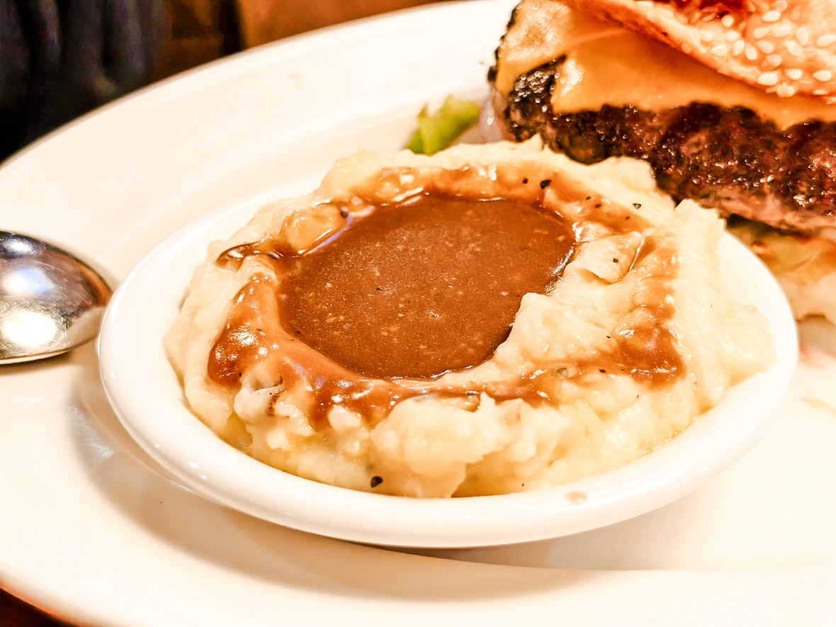 桃園青埔美食｜Texas Roadhouse 德州鮮切牛排 新光店 平日午間優惠食記分享 手工麵包、花生無限續