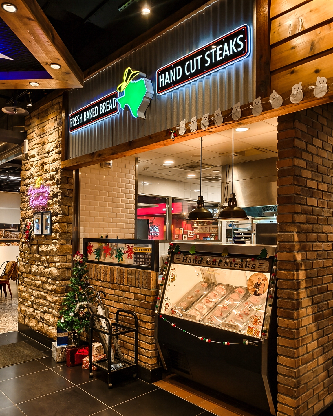 桃園青埔美食｜Texas Roadhouse 德州鮮切牛排 新光店 平日午間優惠食記分享 手工麵包、花生無限續