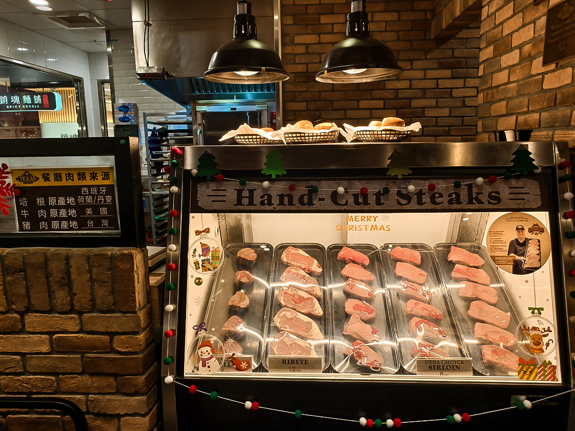 桃園青埔美食｜Texas Roadhouse 德州鮮切牛排 新光店 平日午間優惠食記分享 手工麵包、花生無限續