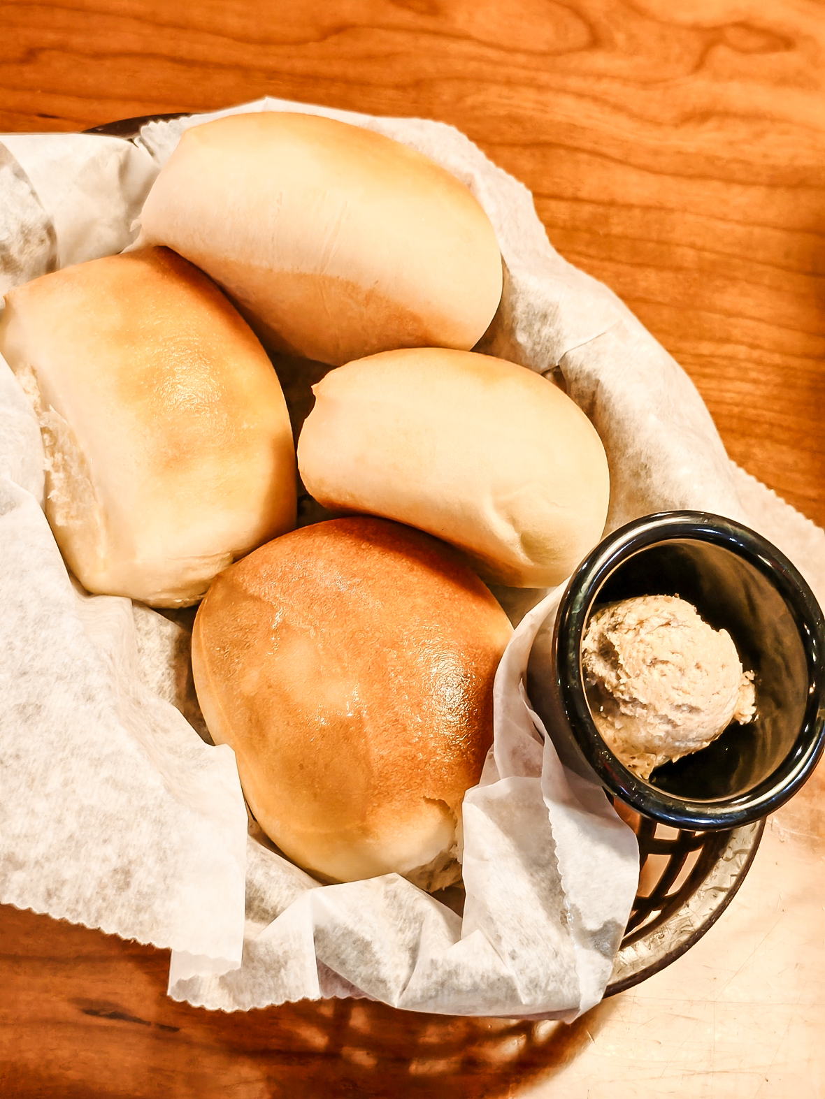 桃園青埔美食｜Texas Roadhouse 德州鮮切牛排 新光店 平日午間優惠食記分享 手工麵包、花生無限續