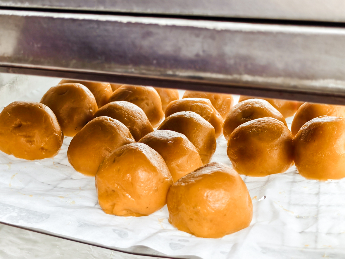 竹山老街特色小吃｜紫南宮順遊必吃 30年代番薯竹筍包 Y2K安全帽大饅頭