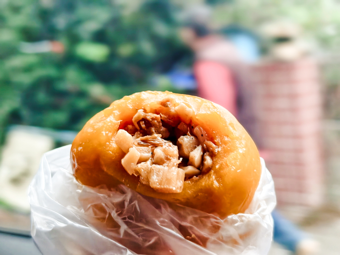 竹山老街特色小吃｜紫南宮順遊必吃 30年代番薯竹筍包 Y2K安全帽大饅頭