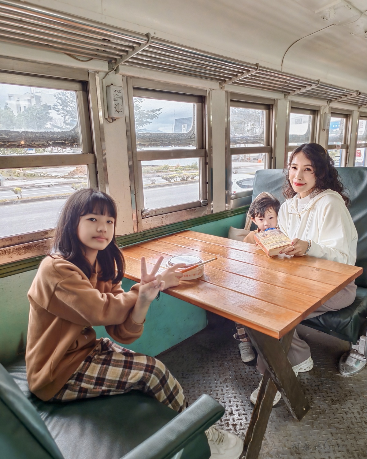 台東池上親子餐廳|悟饕池上飯包文化故事館 在藍皮火車廂內吃懷舊鐵路便當 - 第25張圖 台東池上親子餐廳|悟饕池上飯包文化故事館 在藍皮火車廂內吃懷舊鐵路便當