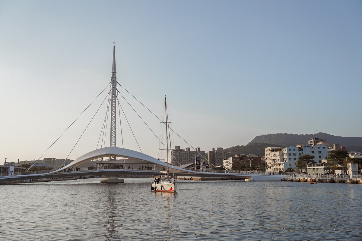 高雄國際貨櫃藝術節-愛耍廢 搭乘文化遊艇巡航高雄港 遇見藝術與港都記憶的美好