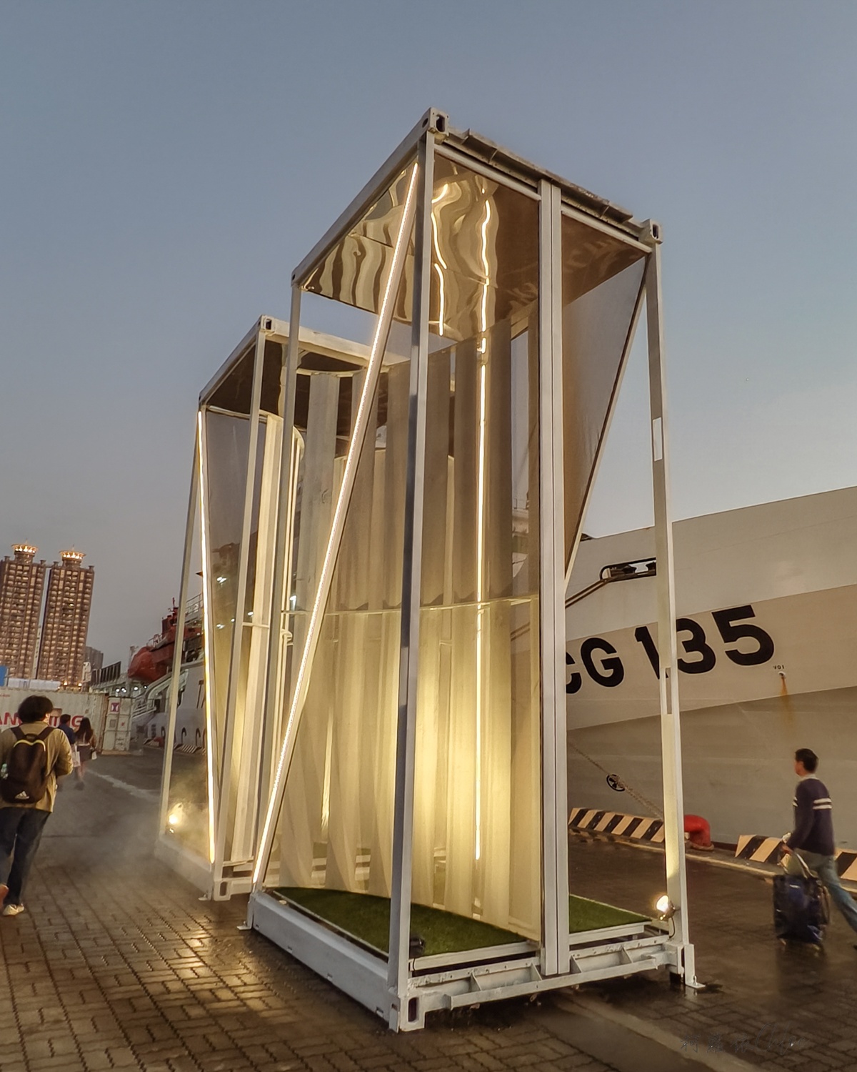 高雄國際貨櫃藝術節-愛耍廢 搭乘文化遊艇巡航高雄港 遇見藝術與港都記憶的美好