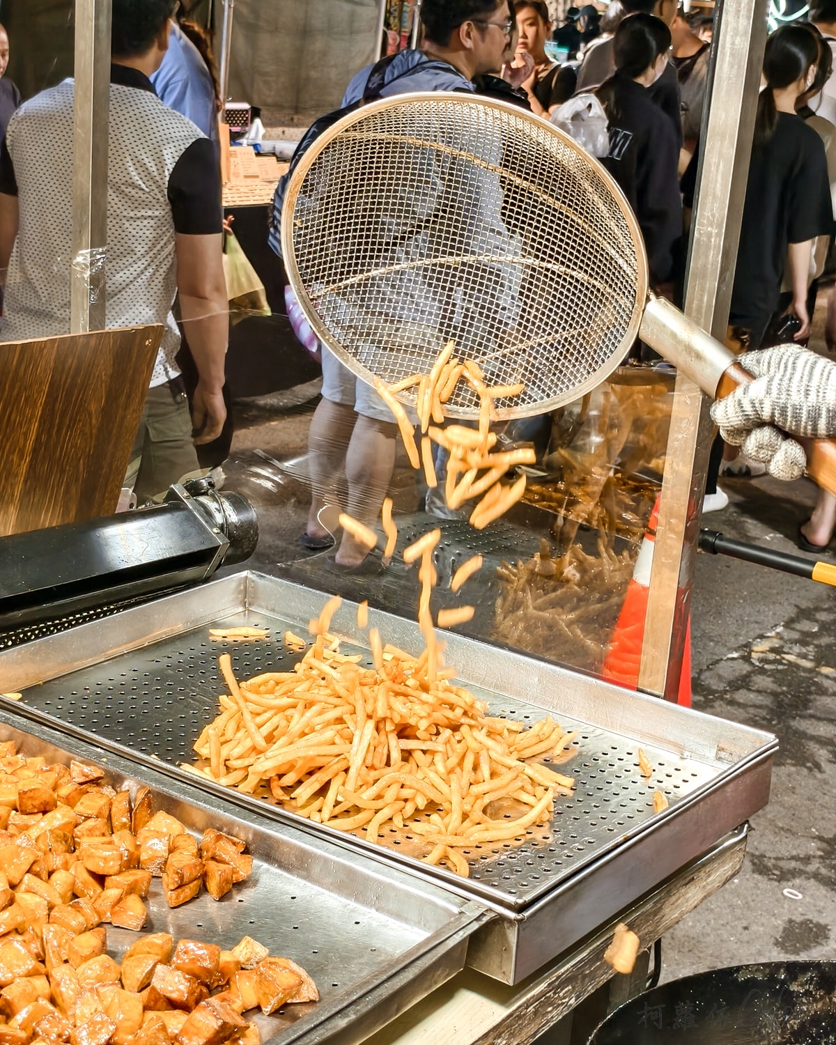 台南在地人夜市｜武聖夜市 從學生時代逛到現在 熱鬧美食天堂 必吃必玩攤位推薦