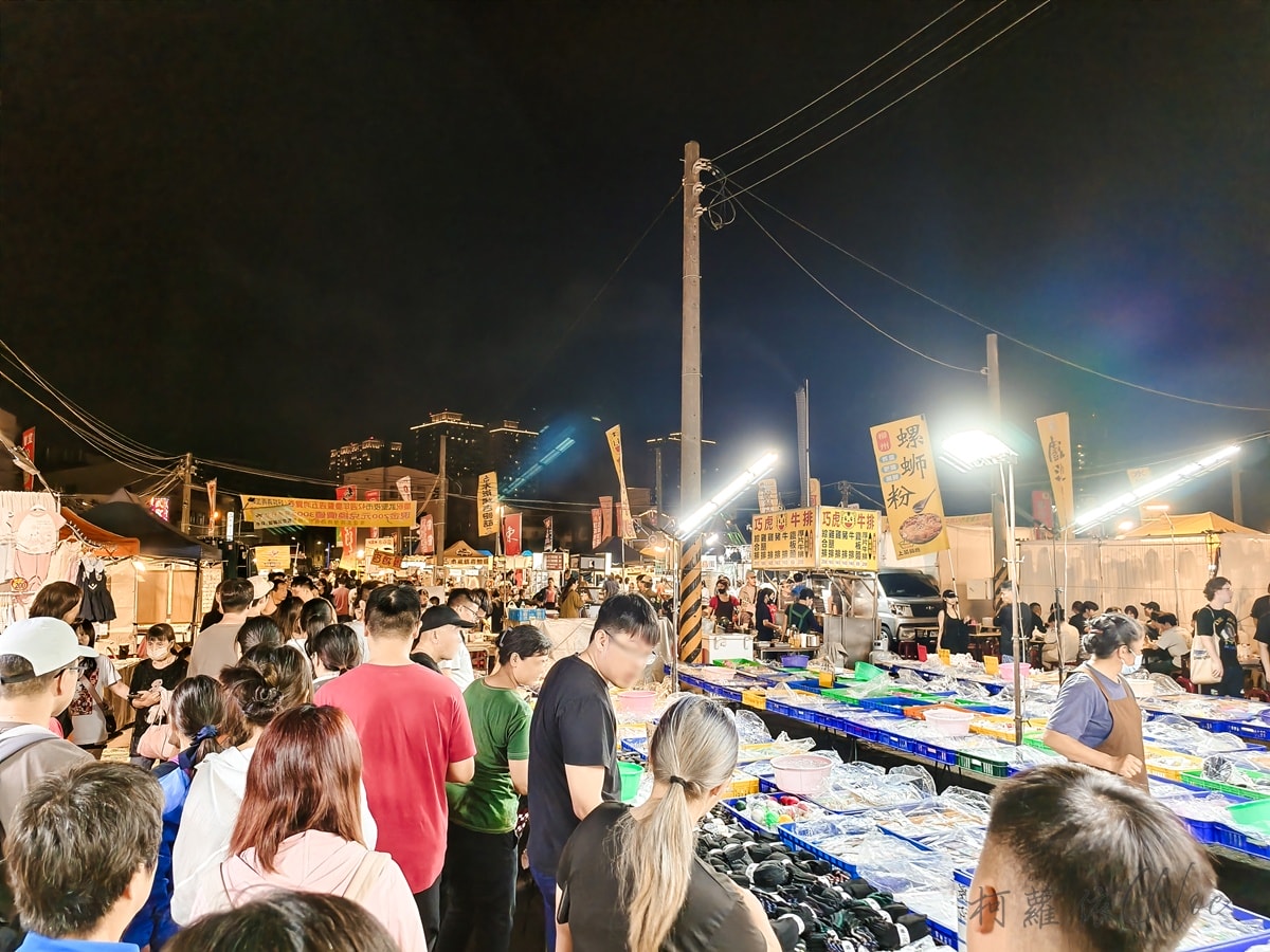 台南在地人夜市｜武聖夜市 從學生時代逛到現在 熱鬧美食天堂 必吃必玩攤位推薦
