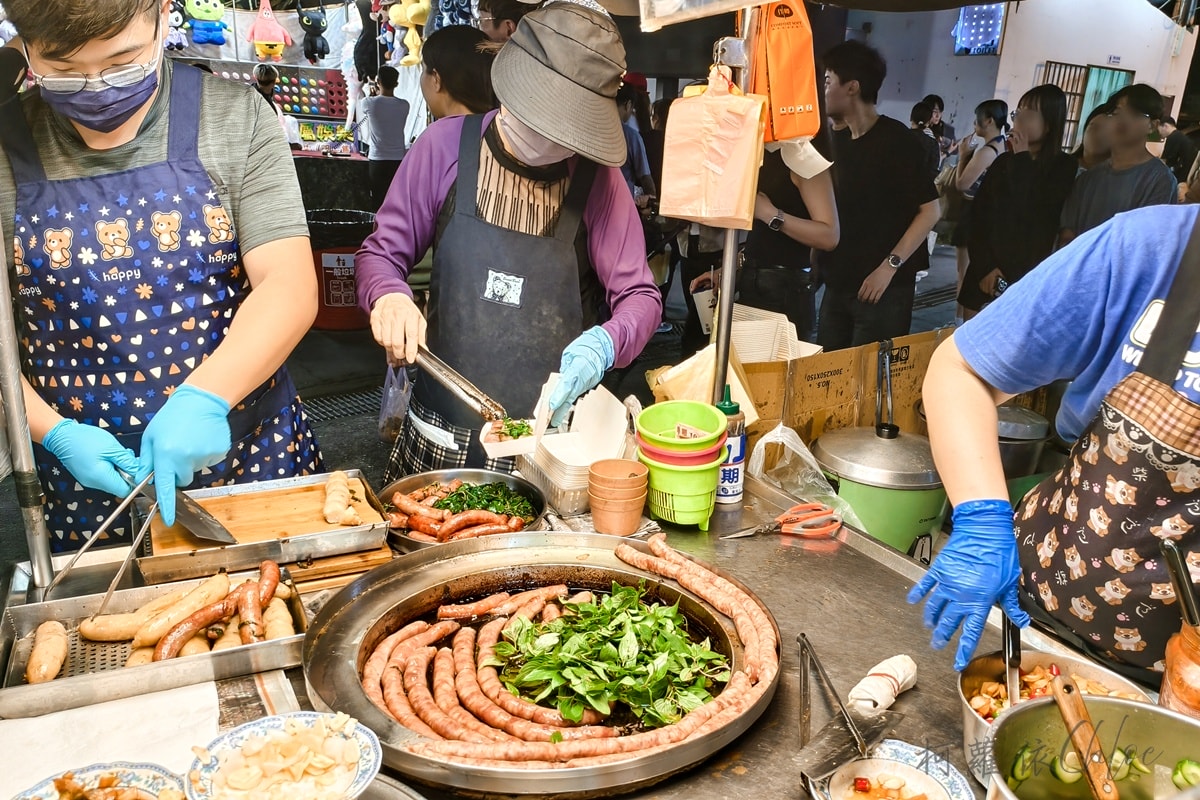 台南在地人夜市｜武聖夜市 從學生時代逛到現在 熱鬧美食天堂 必吃必玩攤位推薦