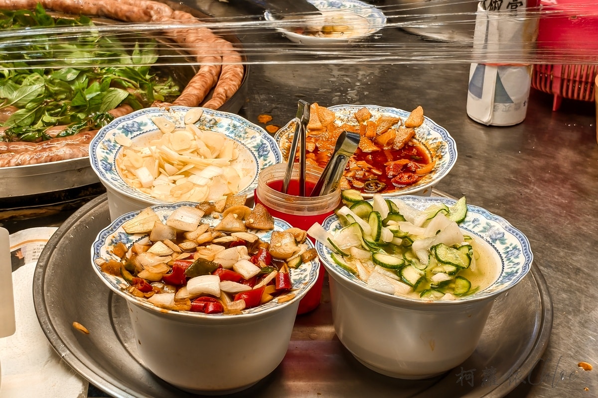 台南在地人夜市｜武聖夜市 從學生時代逛到現在 熱鬧美食天堂 必吃必玩攤位推薦